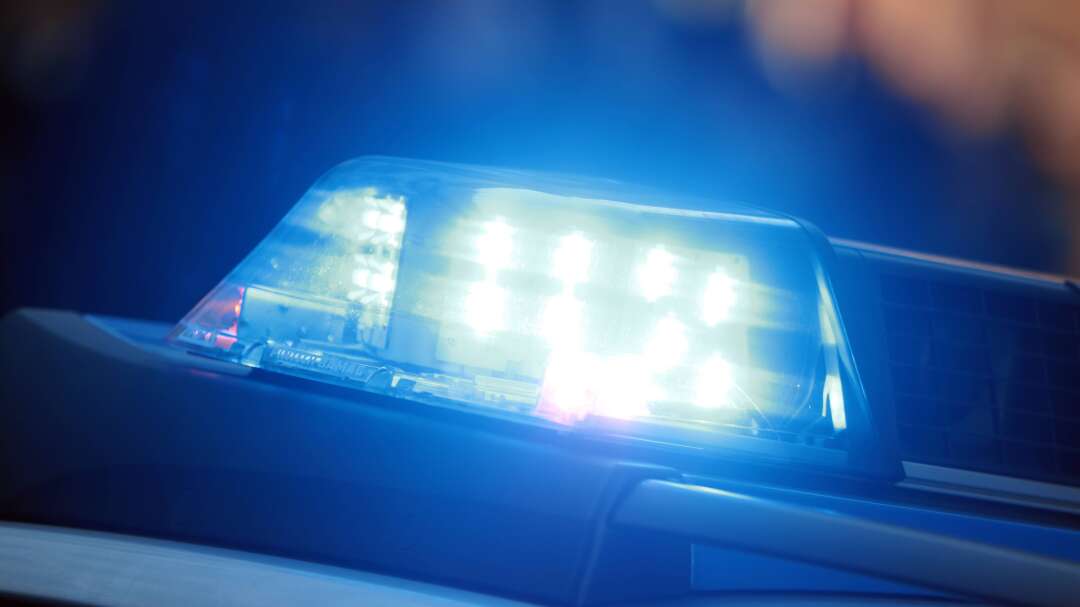 Einsatzwagen der Polizei mit eingeschaltetem Blaulicht bei einem Einsatz in der Innenstadt Köln an S